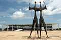 A Praça dos Três Poderes em Brasilia. Em primeiro plano o monumento "Os Candangos" de Bruno Giorgi, 1957, com o Palácio do Planalto ao fundo.