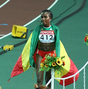 Dibaba vuoden 2007 MM-kisoissa puolustettuaan menestyksekkäästi 10 000 metrin mestaruuttaan.