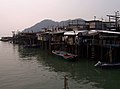 Habitations de pêcheurs sur pilotis, sur une île de Hong Kong