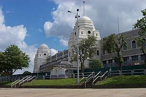 Photographie montrant une façade de l'ancien stade de Wembley, aujourd'hui détruit, comprenant les deux tours jumelles du stade.