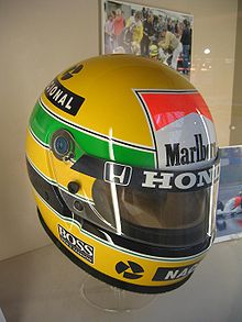 Photo du casque d'Ayrton Senna, dont les couleurs ont inspiré celles de la Forti FG01-95