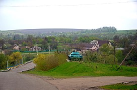 char mémorial, classé[6], et vue du village,