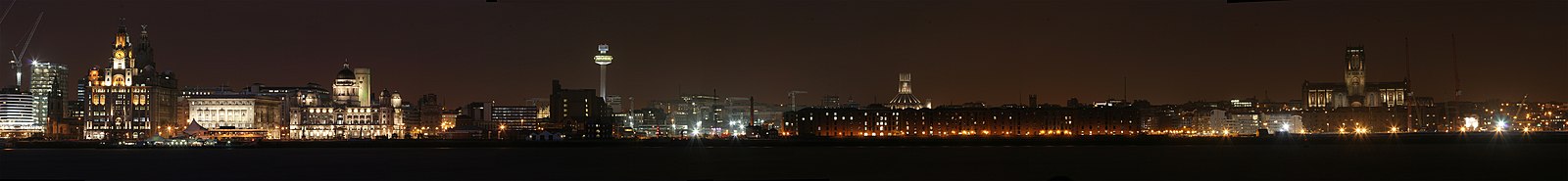 Nachtlik panorama fan Liverpool sjoen fan it skiereilân de Wirral ôf