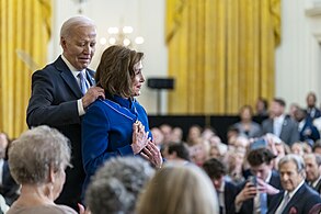 Presidentti Joe Biden myöntämässä mitalia entiselle edustajainhuoneen puhemiehelle, Nancy Pelosille vuonna 2024.