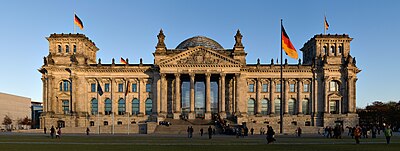 Die Reichstag-gebou in die Duitse hoofstad Berlyn in die aandskemer soos vanaf die weste gesien.