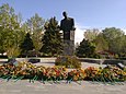 À Vagharchapat, la statue de Komitas, sculptée en 1969 par Ervand Kotchar, est régulièrement fleurie.