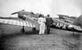 Max Manolescu și un alt aviator lângă un Klemm Kl 35 al „Dracilor Roșii”