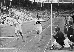 Der deutsche Schlussläufer Richard Rau (rechts) lief hinter Victor d'Arcy ins Ziel, die deutsche Stafette wurde jedoch später disqualifiziert.