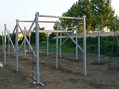 In costruzione con pali da vigneto infissi nel terreno senza plinti