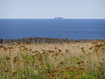 Vue des rochers aux Oiseaux depuis l'île Brion avec le rocher aux Oiseaux (à droite) et le rocher aux Margaulx (à gauche).