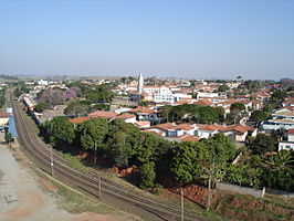 Het spoor en de katholieke kerk São José de Cerquilho in het centrum