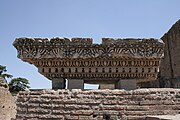 Morceau d'une corniche trouvé parmi les vestiges du Palais de Domitien. Les deux anneaux sont visibles entre chaque denticule.