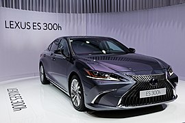 Lexus ES 300h na avtomobilskem salonu v Parizu leta 2018