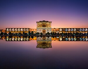 הארמון בשעת לילה. הארמון המואר במרכז התמונה, מעברו של אגם. הארמון משתקף במימי האגם שבחלקו התחתון של התמונה.
