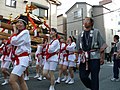 Mikoshi porté par des femmes.