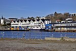 Storebø kai med kontorbygg blant annet for DOF. Helt til venstre i bildet står Austevoll kirke. Til høyre i bildet ligger Austevoll Fiskeindustri. Foto: Marius Vassnes