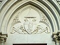 Blason sur la porte sud de la basilique Saint-Nicolas de Nante.