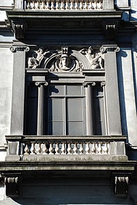 Serlienne en façade de la Galerie du Roi à Bruxelles.