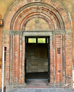 Die Tür der Kapelle mit der Sinopia von Michelino da Besozzo.