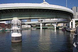 湊橋と阪神高速中之島西出入口