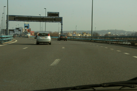 R9 au niveau de la Porte de France, située au-dessus de la gare de Charleroi-Central.