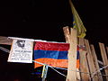 32-і ворота на 3-ій барикаді. Портрет Сергія Нігояна з прапорами Вірменії та України