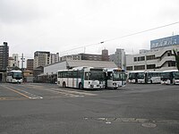 「小倉の東外れの砂津という所にある新聞社（当時の朝日新聞西部本社を指す）を訪れた。それはやっと完成したばかりの新社屋で、円形の建物のうしろに方形の工場が連結しているクリーム色の、なかなか洒落た建物だった」（「山路」）。跡地は西鉄バス砂津バスセンターとなっている。