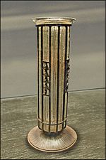 Vase cylindrique à monture métallique, 1925.