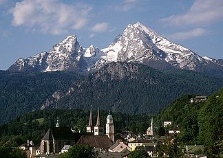 Da Watzmo, im Voadagrund de Kiachtiam vo Berchtsgoan