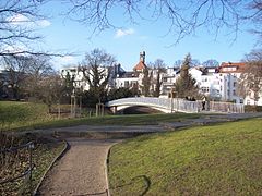 Fußgängerbrücke über die Kaistraße am westlichen Ende