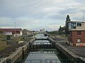 Le canal à son arrivée dans Dunkerque à l'écluse.