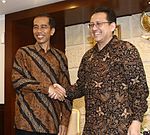 Joko Widodo sedang bersalaman dengan Irman Gusman