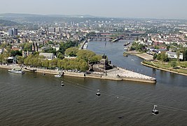 La confluence avec le Rhin à Coblence : le Deutsches Eck. De face : la Moselle. À l'avant-plan : le Rhin.