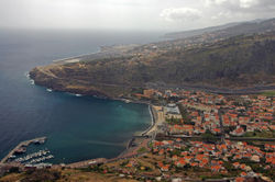 Pohled na letiště z východu přes město Machico