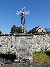 La croix principale du cimetière de Parsac.