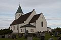 Foto einer gemauerten Kirche mit Friedhof