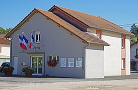 Photo couleur d'un bâtiment pavoisé.