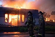 Lính cứu hỏa quan sát thiệt hại ở thành phố Minneapolis vào chiều ngày 28 tháng 5