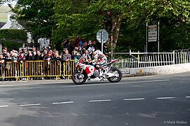 Brandon Cretu amb una Bimota BB3 al Senior TT del 2015