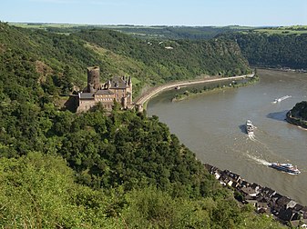 Le Rhin et le château du Katz, à Saint-Goarshausen en Rhénanie-Palatinat. Le rocher de la Lorelei est en arrière-plan. (définition réelle 3 104 × 2 320)