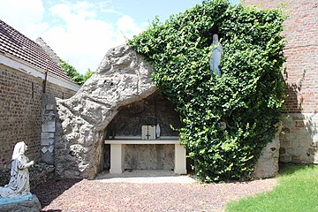 La grotte Notre-Dame de Lourdes à gauche de l'église.