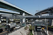 画像奥は一宮方面。上層は名古屋高速16号、下層は国道22号