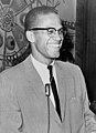 Malcolm X, (nacido como Malcolm Little y más tarde El-Hajj Malik El-Shabazz) (Omaha, Nebraska; 19 de mayo de 1925-Nueva York, 21 de febrero de 1965) fue un orador, ministro religioso y activista estadounidense. Fue un defensor de los derechos humanos y de las libertades civiles de los afroestadounidenses, quien acusó directamente a los estadounidenses blancos de sus crímenes contra sus compatriotas negros. Ha sido descrito como una de las personas más influyentes en la historia de los Estados Unidos y como uno de los líderes más importantes del movimiento por los derechos civiles. Por Ed Ford.