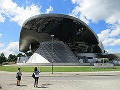 BMW Welt voisin (showroom).