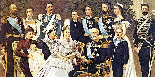 De Zweedse Koninklijke familie in 1882. Staand van links naar rechts: prins Oscar, prinses Ebba van Fulkila Munck, prins Karel, prins Willem, erfprins Gustaaf Adolf, kroonprins Gustaaf, kroonprinses Victoria en prins Eugenius. Zittend van links naar rechts: prinses Ingeborg met dochter Margaretha, prinses Theresia Amalia (weduwe van prins Augustus), koningin Sophia en koning Oscar II. Staand naast de koning: prins Erik.