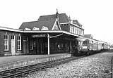 Station Simpelveld met twee gekoppelde diesel-elektrische treinstellen DE 1 (serie 21-50); 1 oktober 1970.