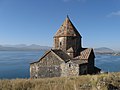 Surb Arakelots mit Sewansee und Geghama-Gebirge (links) im Hintergrund