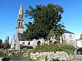 Tourch ː l'église paroissiale Saint-Cornély et l'if de l'ancien cimetière, alors situé dans l'enclos paroissial.