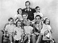 Goebbels ailesi: ön sıra, soldan sağa: Helmut, Hedwig, Heidrun, Joseph, Holdine, arka sıra, soldan sağa: Hildegard, Helard (Günther Quandt ve Magda'nın oğlu) ve Helga
