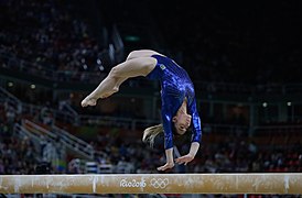 ESTADOS UNIDOS LEVAM OURO NA GINÁSTICA FEMININA POR EQUIPES DOS JOGOS OLÍMPICOS RIO 2016 (28849586476) (cropped)